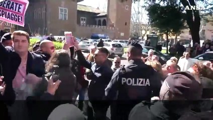 Tensione al sit in dei Balneari con il radicale Hallisey e Grieco