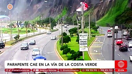 VIDEO: Turista que hacía parapente chocó el cableado y cayó sobre una avenida en el Perú