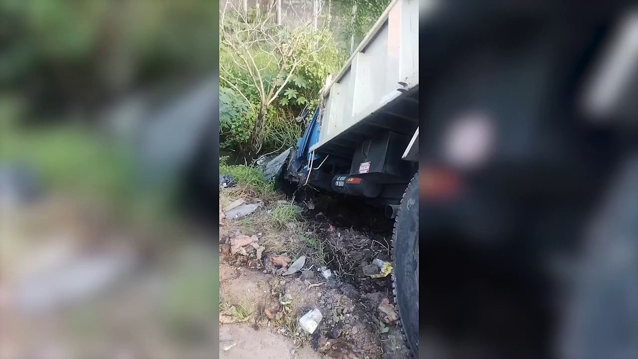Brutal choque entre un colectivo y camión en Laferrere