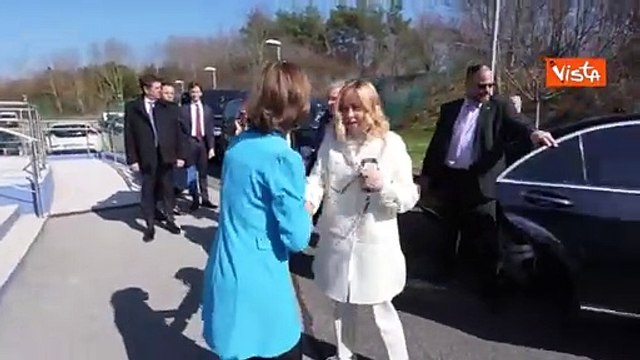 Meloni al Cern si rivolge alla direttrice Gianotti: Ho le scarpe giuste?