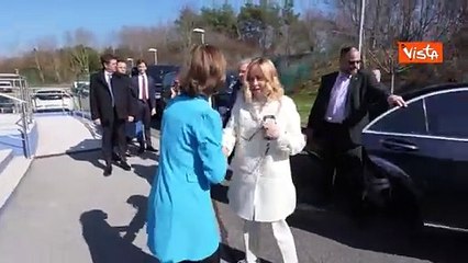 Meloni al Cern si rivolge alla direttrice Gianotti: "Ho le scarpe giuste?"