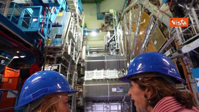 Meloni visita il Cern di Ginevra, caschetto in testa e selfie con gli studenti per la premier