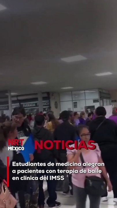 Un grupo de estudiantes de medicina sorprendió a los pacientes de la Clínica 6 del IMSS en San Nicolás al organizar una terapia de baile mientras esperaban su cita, brindando un momento de alegría y bienestar.