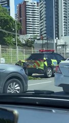 Moto fica destruída após colisão com carro na ACM 🚗