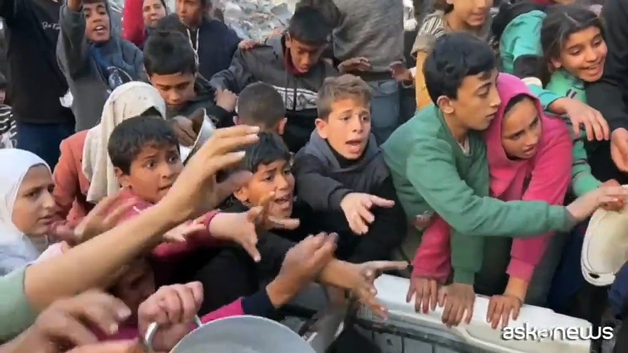 A Gaza la folla spinge per ricevere il cibo al punto di distribuzione