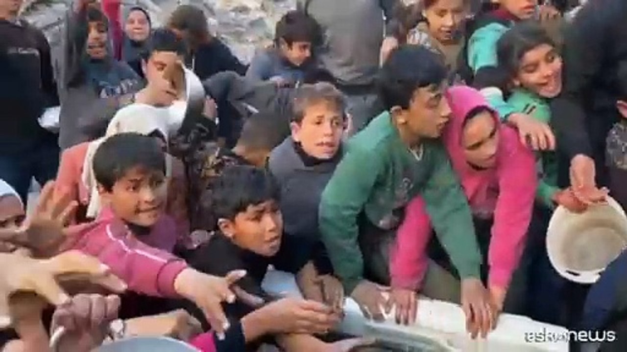 A Gaza la folla spinge per ricevere il cibo al punto di distribuzione