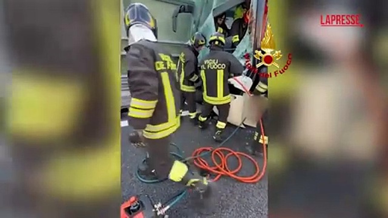Milano, bus scolaresca si scontra con tir sull'A4: vigili del fuoco sulla scena dell'incidente