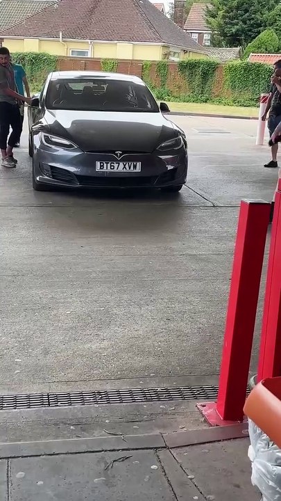 David Attenborough meets Karen at a petrol station 😂😂😂