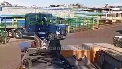 Impactante: ¡Trailer se choca con tren en un accidente inesperado! 🚆