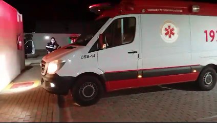 Mulher que foi presa em posto de combustíveis é atendida pelo Samu após ficar muito alterada
