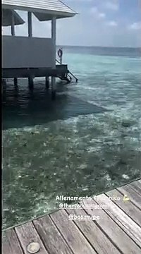 Ilary Blasi posta il video dell'allenamento di Bastian Muller e di Michelle Hunziker nel resort da sogno alle Maldive