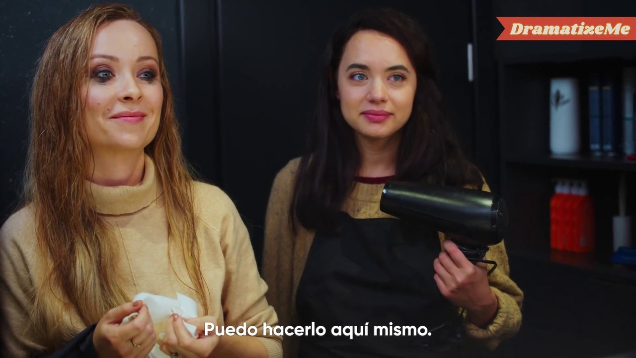 ESTILISTA DAÑA el CABELLO de una clienta por diversión y pronto SE ARREPIENTE