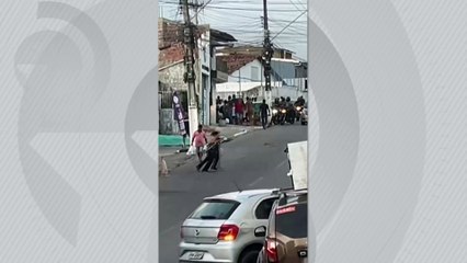 Suspeito de roubo é agredido por populares