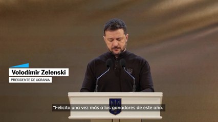 Zelenski bromea sobre no llevar traje: "Pido disculpas"
