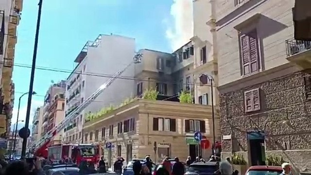 Il video dell'incendio di via Quintino Sella a Palermo, le operazioni di spegnimento