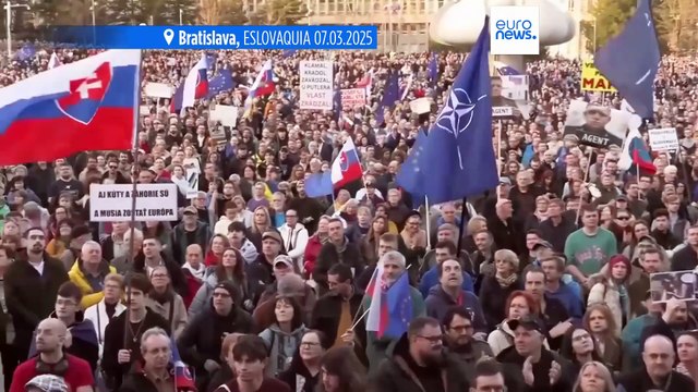 Miles de eslovacos protestan contra el primer ministro populista Robert Fico y su política prorrusa