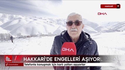 Hakkari'de telefonla konuşmak için karlı yolları açıyorlar