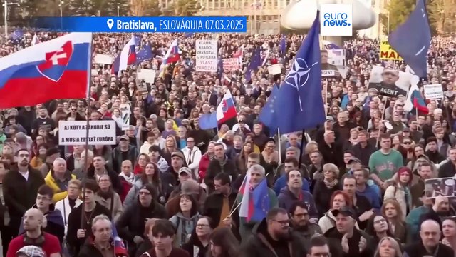 Milhares de eslovacos protestam contra o primeiro-ministro populista Robert Fico e as suas políticas pró-russas