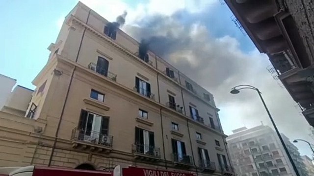 Il video dell'incendio di via Quintino Sella a Palermo, nuove fiamme