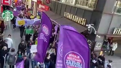 İstanbul'da Büyük Kadın Buluşması'na polis müdahalesi: 9 kadın gözaltında