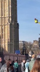 Si arrampica sul Big Ben con la bandiera della Palestina