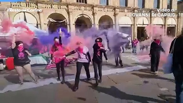 Non una di meno, il flash mob in piazza Maggiore a Bologna: video