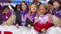 Miles de personas se manifiestan en Madrid con motivo del 8-M pese a la lluvia