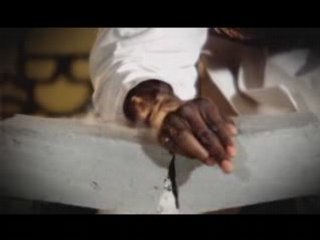 CASSER UNE BRIQUE AVEC CES MAINS