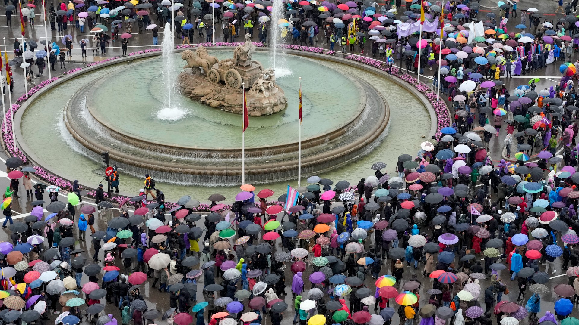 Miles de personas se mojan por el feminismo en una manifestación marcada por la lluvia y contra la "ola reaccionaria"