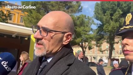 "Questo non ? amore", a Bologna la polizia in piazza contro la violenza di genere