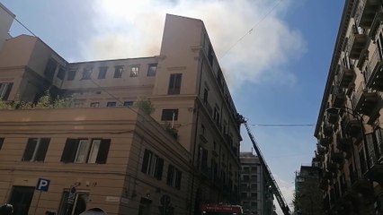 Incendio a Palermo, crolla buona parte del tetto dell'appartamento