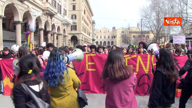 Giornata internazionale della donna, la partenza del corteo di Non Una di Meno a Roma
