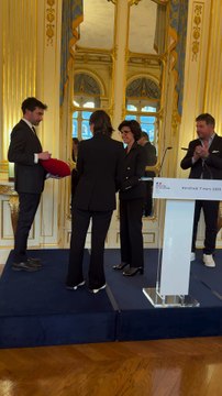 Exclusif - Vidéos - Mathilde Seigner et Philippe Lellouche sont nommés Chevaliers des Arts et des lettres par Rachida Dati, Ministre de la culture à Paris, France, le 7 mars 2025. (Bestimage).