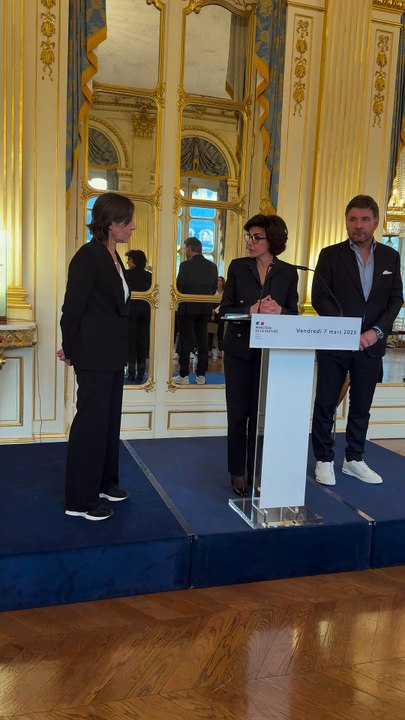 Exclusif - Vidéos - Mathilde Seigner et Philippe Lellouche sont nommés Chevaliers des Arts et des lettres par Rachida Dati, Ministre de la culture à Paris, France, le 7 mars 2025