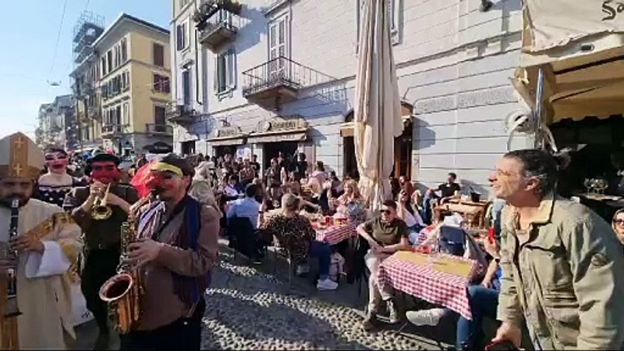 Milano, impazza il Carnevale Ambrosiano: musica, danze e maschere sui Navigli