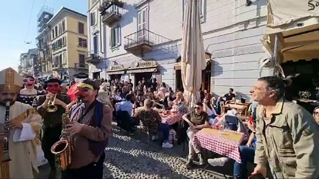 Milano, impazza il Carnevale Ambrosiano: musica, danze e maschere sui Navigli