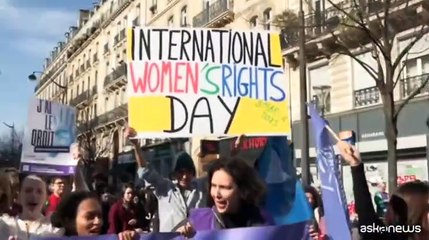8 Marzo, migliaia in piazza a Parigi per i diritti delle donne