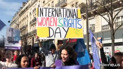 8 Marzo, migliaia in piazza a Parigi per i diritti delle donne