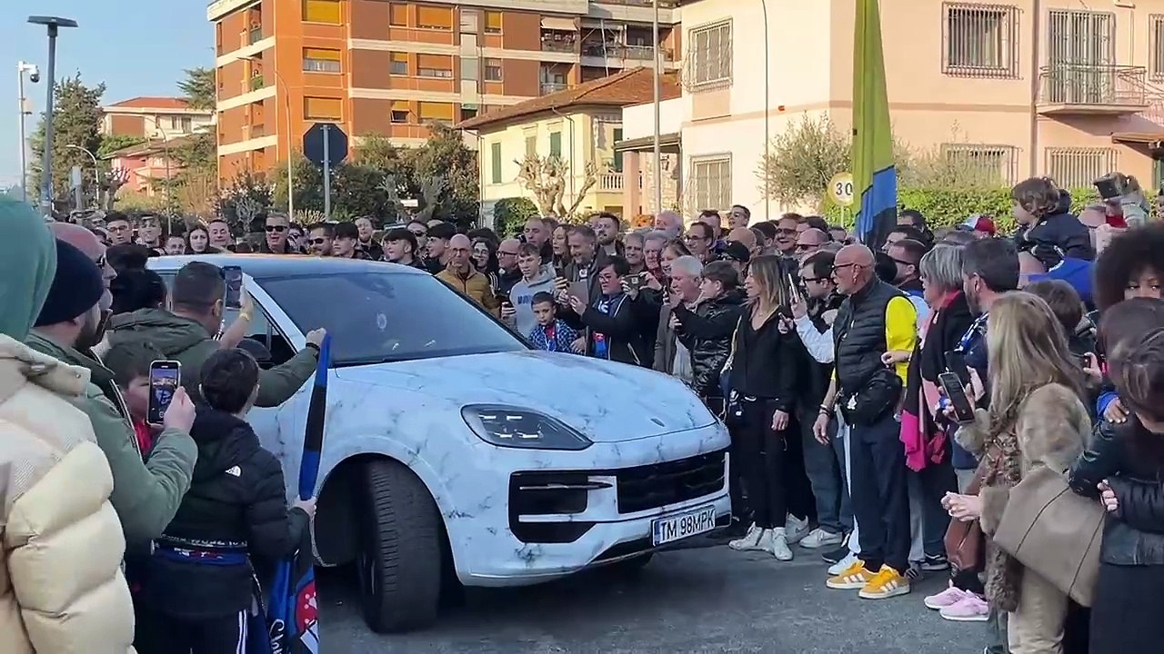 Pisa, la squadra arriva tra due ali di folla all'Arena: la spinta della citt?