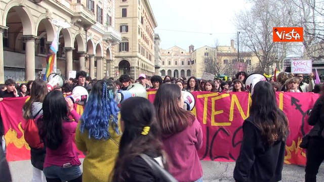 Giornata internazionale della donna, cori e balli al corteo di Non Una di Meno a Roma