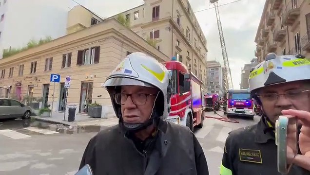Palermo, il rogo in via Quintino Sella: i vigili hanno abbattuto il tetto per spegnere il «fuoco covante»