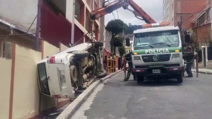 Un vehículo sin freno de mano cayó a un barranco