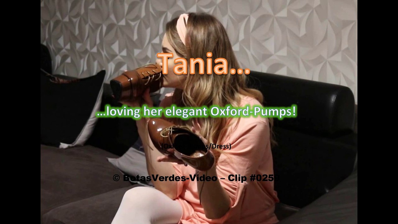 Tania – Funny Entertainment #0259: Loving her high Oxford-Pumps!