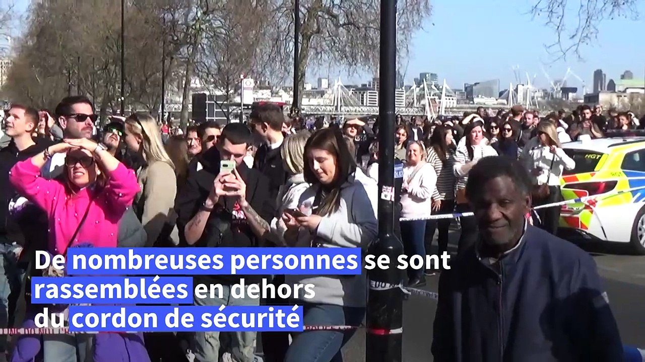 GB: un homme sur Big Ben à Londres avec un drapeau palestinien