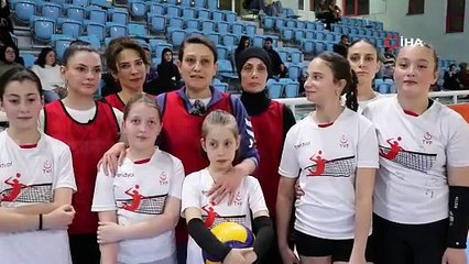Gümüşhane’de anneler ve kızları voleybol maçında karşı karşıya geldi