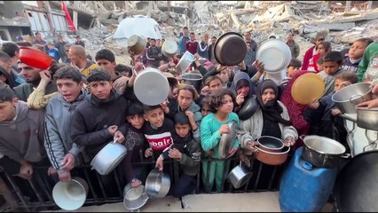 ‘Gaza não está à venda’ aparece em resort de Trump; homem escala Big Ben com bandeira