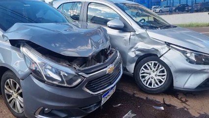 Argo e Cobalt se envolvem em colisão no Centro de Cascavel