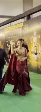 Kareena Kapoor Stuns on the IIFA Green Carpet Unmatched Glamour💞Looking so so Gorgeous 😍