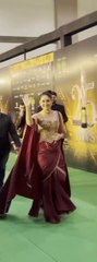Kareena Kapoor Stuns on the IIFA Green Carpet Unmatched Glamour💞Looking so so Gorgeous 😍