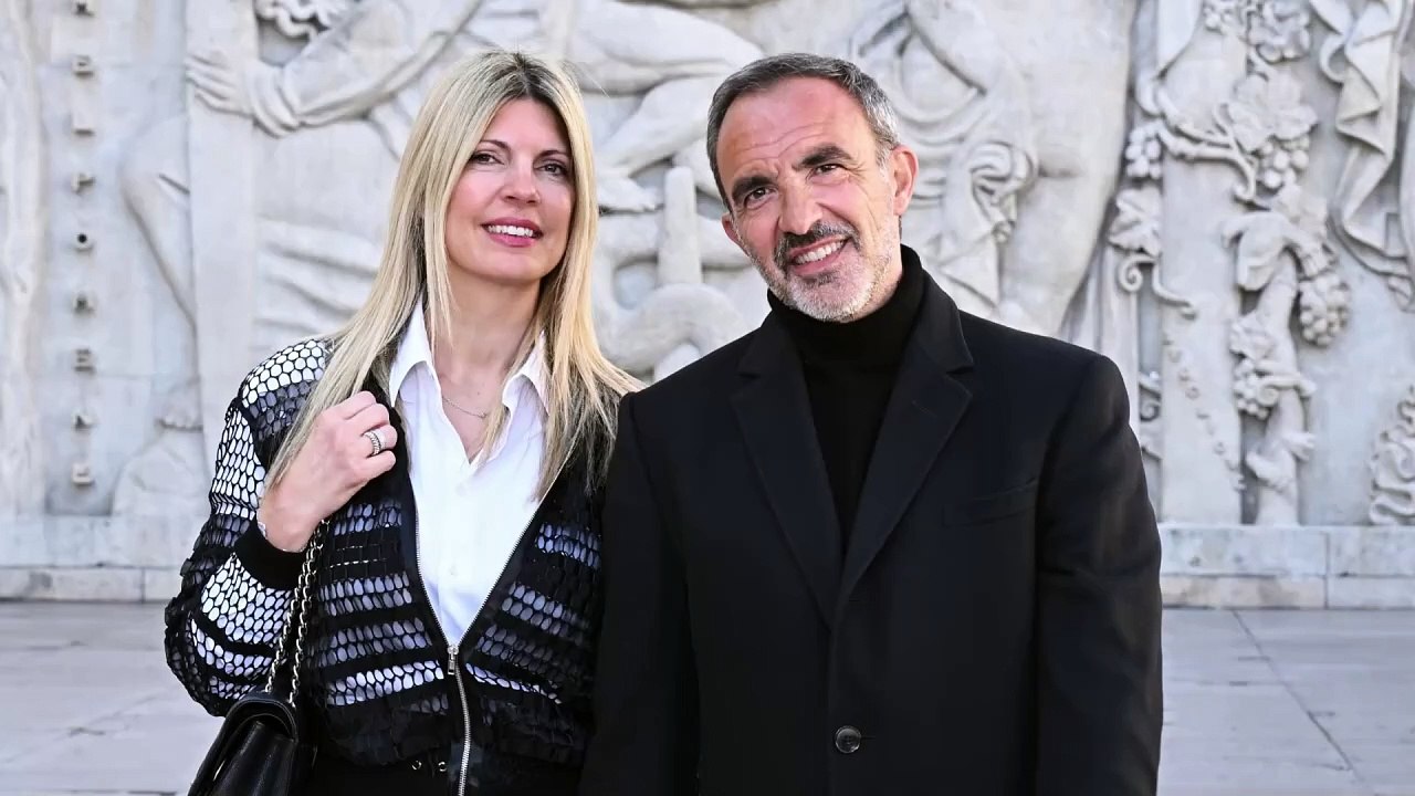 GALA VIDEO - Main dans la main avec sa femme Tina Grigoriou, Nikos Aliagas ne passe pas inaperçu à la Fashion Week de Paris